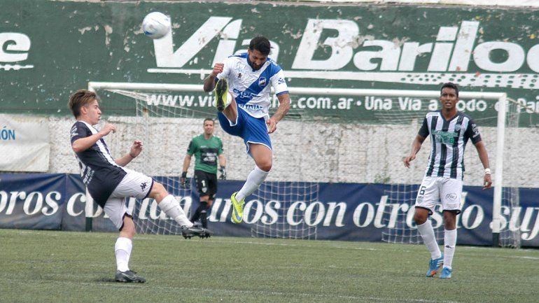 Ring Ring Balvorín ya estuvo en La Visera en 2015. Herrera (fondo) ahora está en la zaga del conjunto salteño