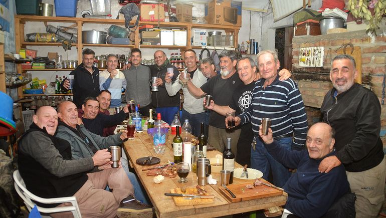 Uno de los tantos brindis que hubo en la noche orense, donde glorias del Trueno Verde recordaron la histórica campaña.