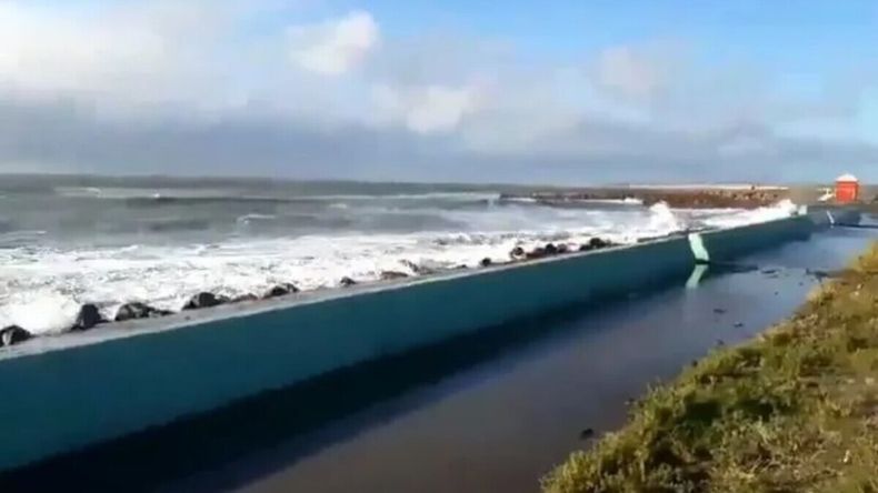 Por las reiteradas marejadas de junio y los destrozos ocasionados, en este invierno la legislatura de Chubut decretó la emergencia costera. 