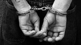 Un joven fue detenido en Roca por los disparos de arma de fuego que denunciaron vecinos. En el operativo la Policía encontró más de dos kilos de marihuana y plantas de la misma especie.&nbsp;