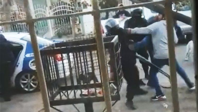 Video: terrible batalla campal terminó con dos policías heridos