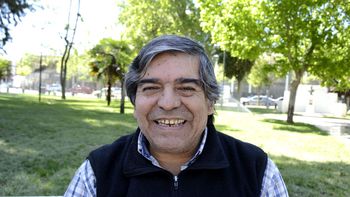 El músico cipoleño Rolando Lobos ha consagrado su vida al folclore patagónico y argentino. Lo ha hecho en su doble rol de cantor y compositor, por un lado, y de comunicador radiofónico, por el otro. Ahora trabaja en su noveno disco.