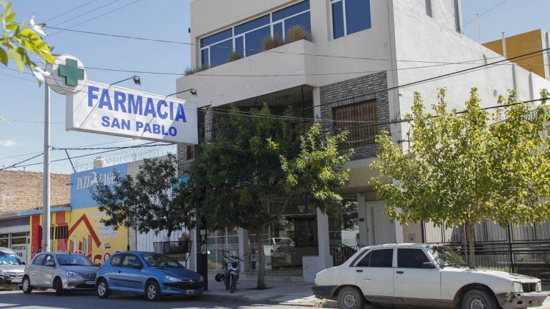 Salvaje: entró a una farmacia, amenazó a los empleados con un cuchillo y se llevó la plata