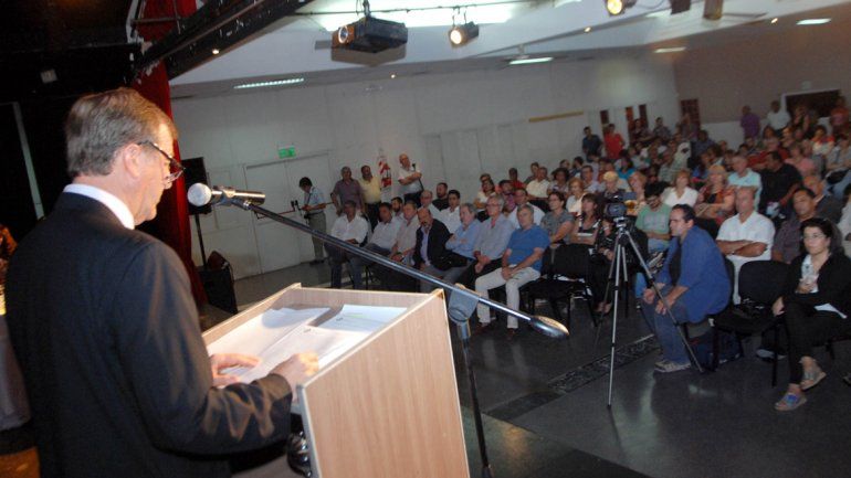 El jefe comunal abrió las sesiones ordinarias del Deliberante mientras afuera había protestas de distintos sectores.
