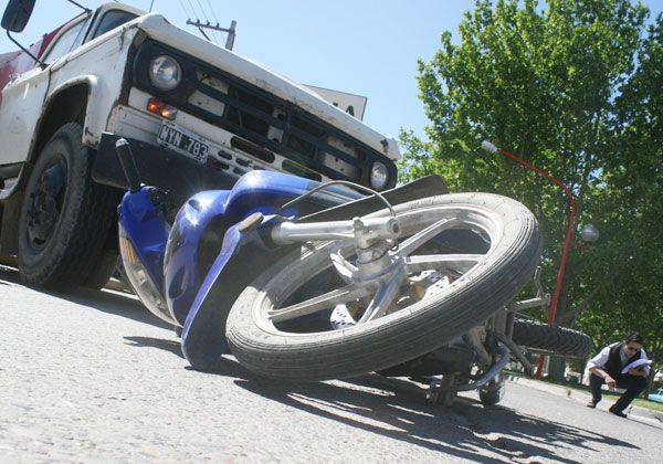 Accidente entre motociclista y taxi