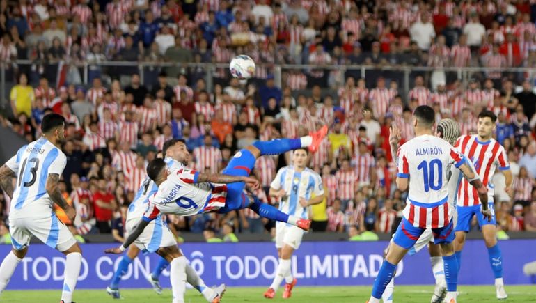 ¿Lo quiere Gallardo? Una megaestrella paraguaya podría dejar la Premier League para llegar a River