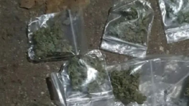 Las bolsitas con marihuana que la policía le encontró al joven de 25 años que merodeaba la Comisaría Segunda de Las Heras, en Santa Cruz. 