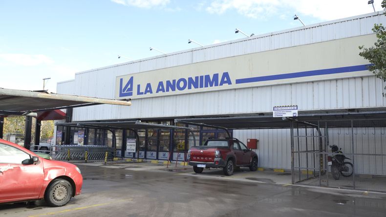 El local de La Anónima de la calle La Esmeralda fue escenario del hecho, en el que un hombre quiso robar carne y mordió a un policía.&nbsp;