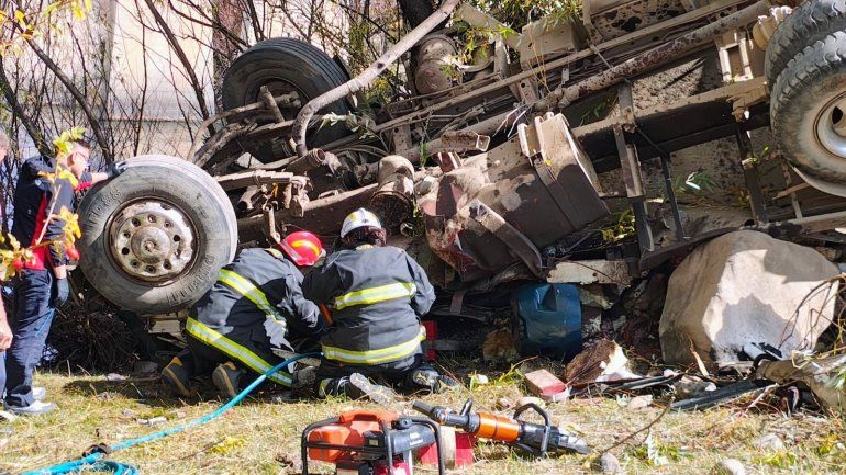 Trágico accidente en la Ruta 23: volcó un camión y hay un muerto