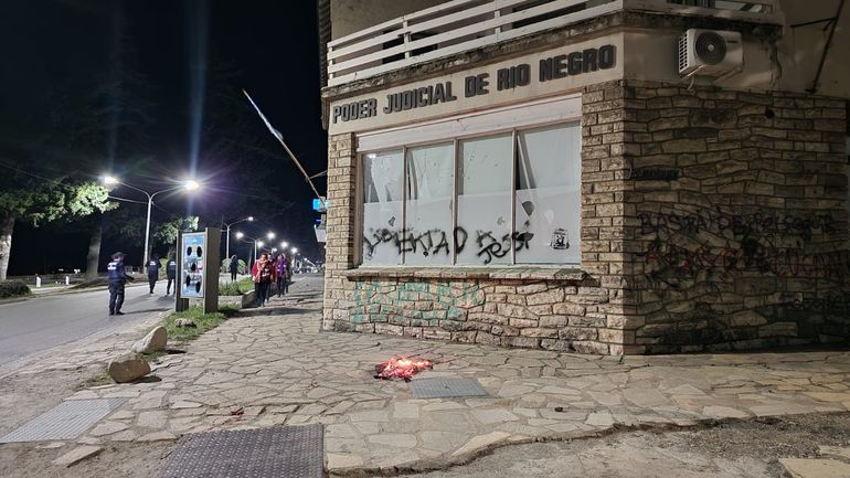 Bariloche con marchas y disturbios: apedrearon colectivos y destruyeron los vidrios de Tribunales