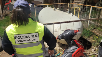 Personal policial de Allen dispuso la detención de una joven por agredir a efectivos durante el operativo de control.