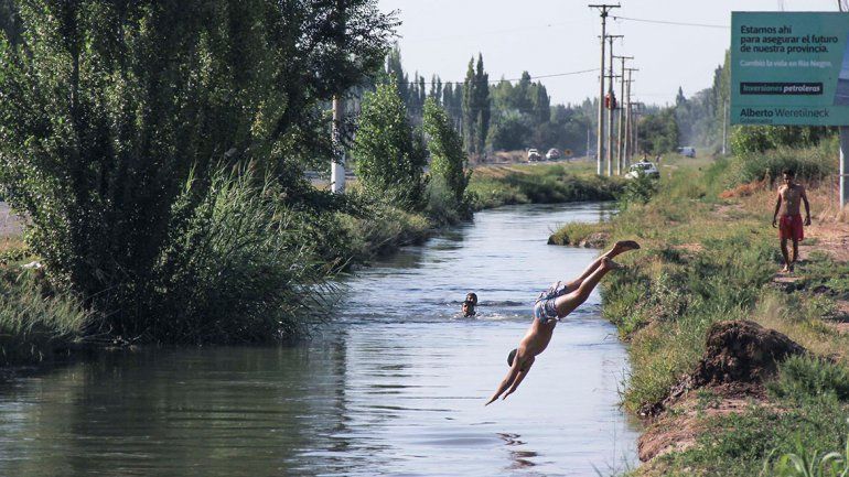 Solicitan a los vecinos no utilizar los canales de riego para bañarse. Solicitan a los vecinos no utilizar los canales de riego para bañarse.