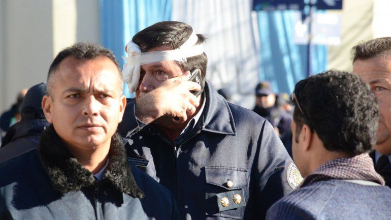 El enfrentamiento entre manifestantes de ATE con la Policía ocurrió ayer por la mañana. Hubo agentes y dirigentes lesionados por los cruces.