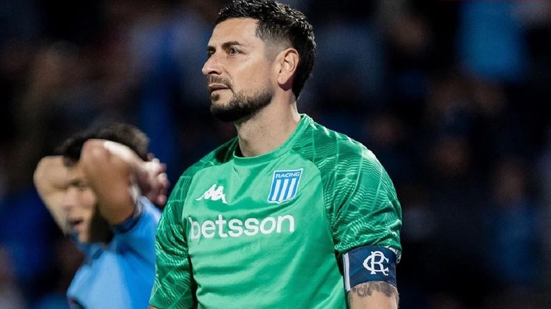 Los errores del neuquino Arias en la derrota de Racing y los memes en las redes
