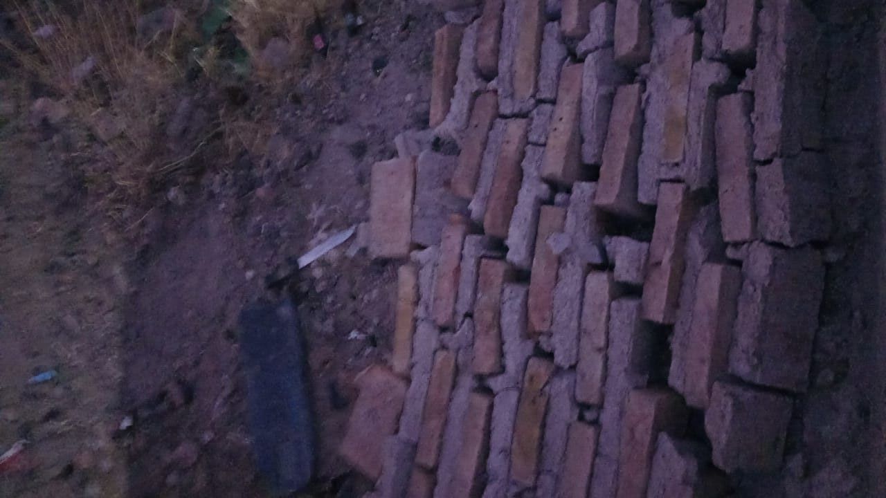 Cayó un paredón sobre un policía en operativo de detención