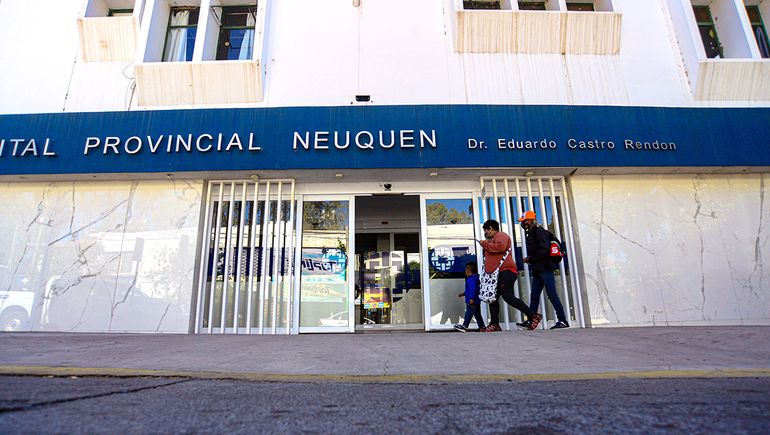 Cruzó el semáforo en rojo e hirió gravemente a una pareja en moto