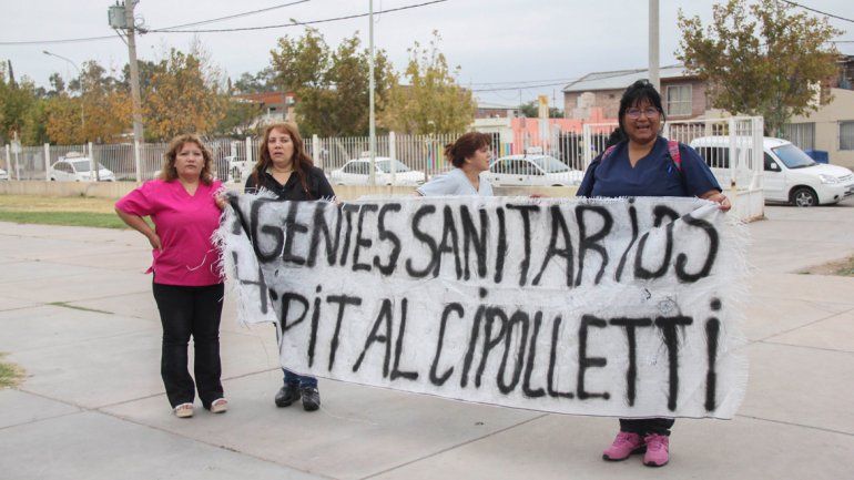 Trabajadores del hospital cipoleño se movilizaron ayer por la ciudad.