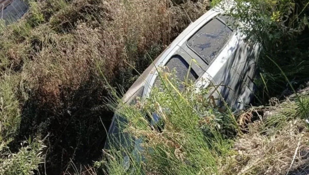 El Fiat Argo quedó dentro del desagüe. Sus tres ocupantes están fuera de peligro.&nbsp;