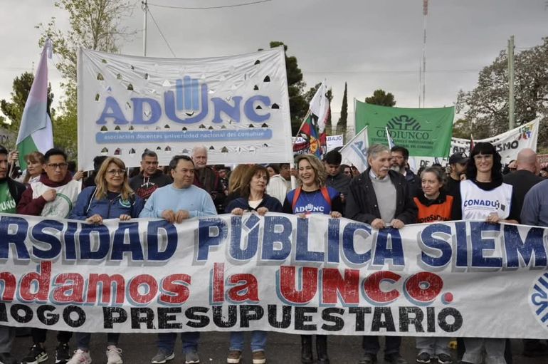 Una multitud se movilizó en Neuquén para el debate en Diputados del veto presidencial a la ley de Financiamiento Universitario. 