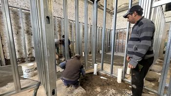 Esta semana se finalizaron las instalaciones sanitarias de los nuevos baños y vestuarios. Foto: Gentileza.