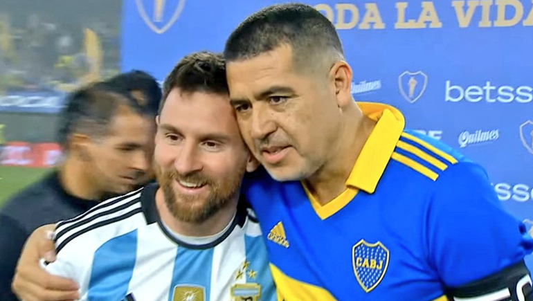 Messi con Román en la foto de los capitanes.&nbsp;