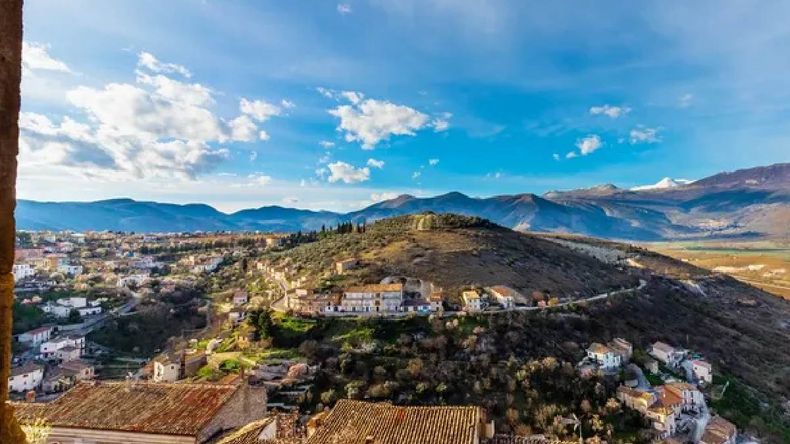 El pueblo de Italia se encuentra en medio de las montañas y, por sus tentadoras ofertas de vivienda y trabajo, se convierte en una excelente opción para residir.