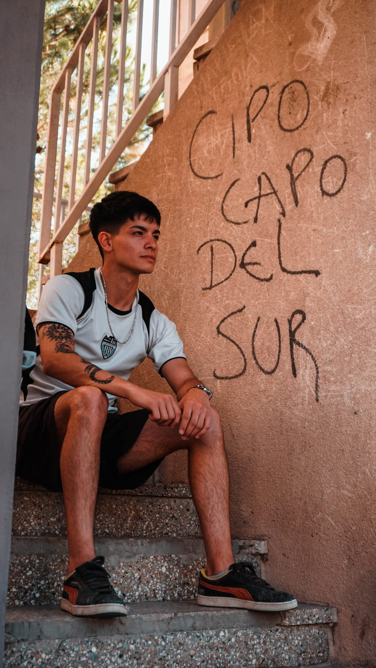 En el video romántico muestra su querido barrio por dentro. En el video romántico muestra su querido barrio por dentro.