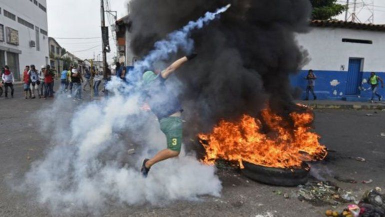 Venezuela cerró los puentes fronterizos con Colombia y hay incidentes
