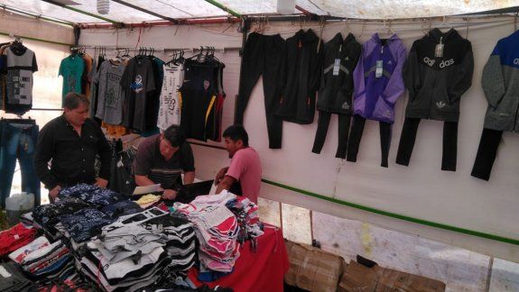 La Saladita crece y comerciantes se enojan por venta de ropa trucha 