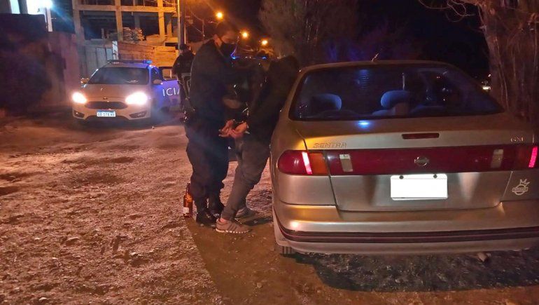Como la película: entró a un auto para robar y quedó encerrado