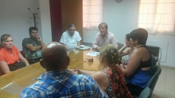El jefe comunal recibió una delegación de las barriadas con más dificultades.