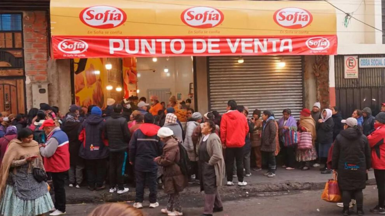La crisis en Bolivia llegó al racionamiento de combustible y alimentos. | LMCipolletti.com La crisis en Bolivia llegó al racionamiento de combustible y alimentos.