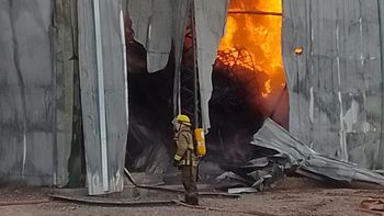 Un galpón de Comarsa quedó destruido por un incendio