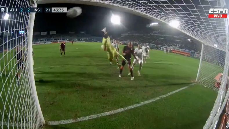 El espectacular gol de tiro libre de Instituto 