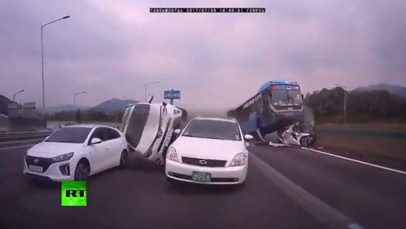 Perdió el control y provocó un accidente de película