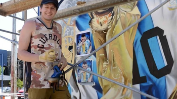la historia del artista que le rinde tributo a messi con murales en neuquen