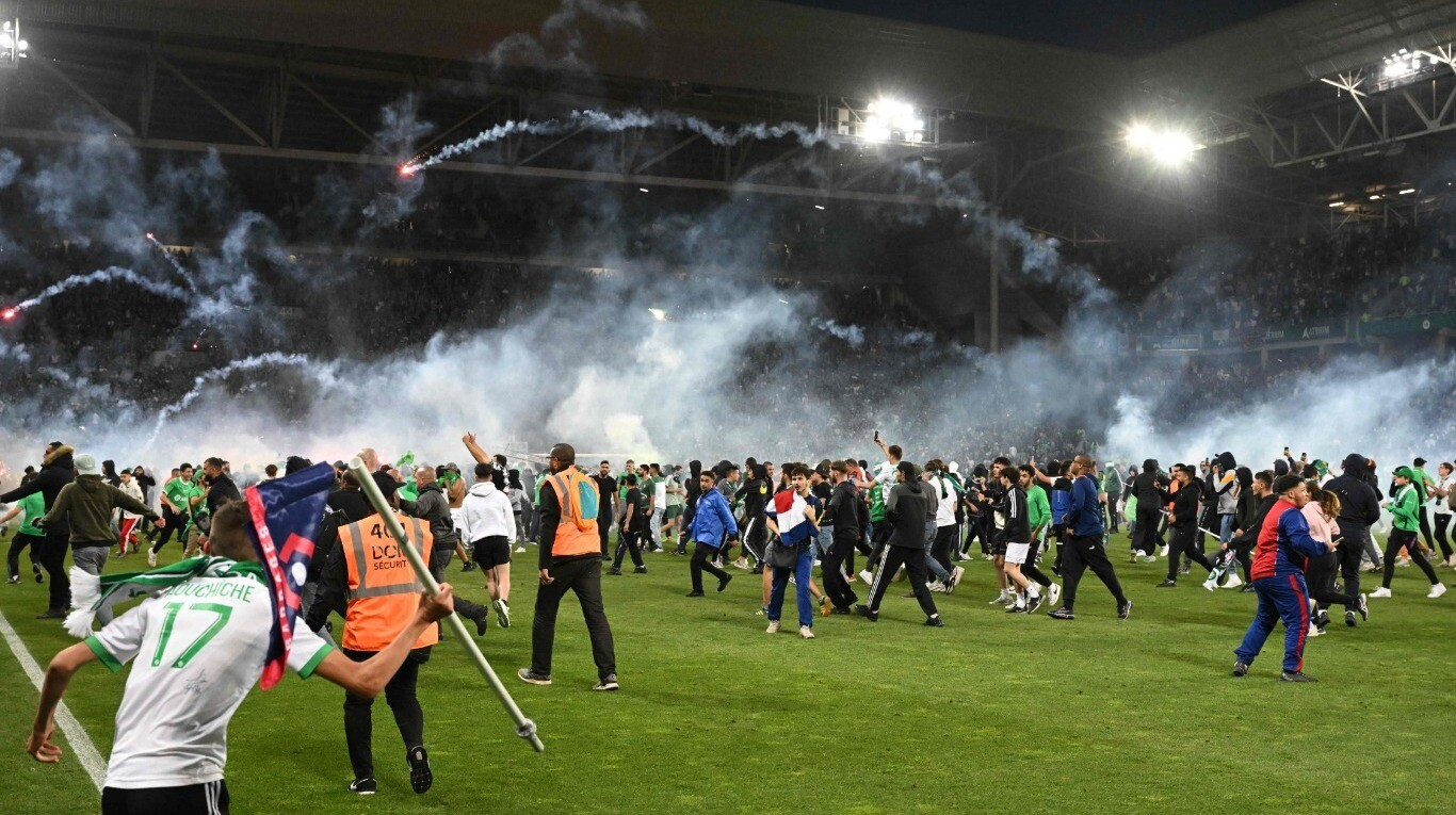 Saint Etienne descendió y sus hinchas atacan a jugadores con bengalas