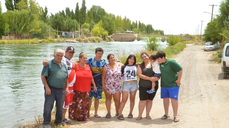 La familia unida en el Costa Linda orense para celebrar el reencuentro entre los hermanos Javier y César.
