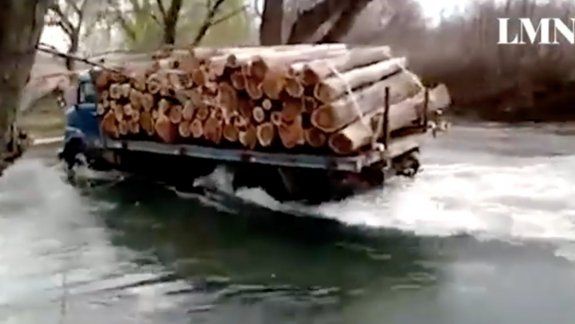 Cruzó el río Neuquén con su camión: ¿le compite al pulpero?