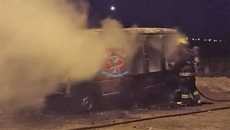 Una persona murió tras incendiarse una trafic en Roca