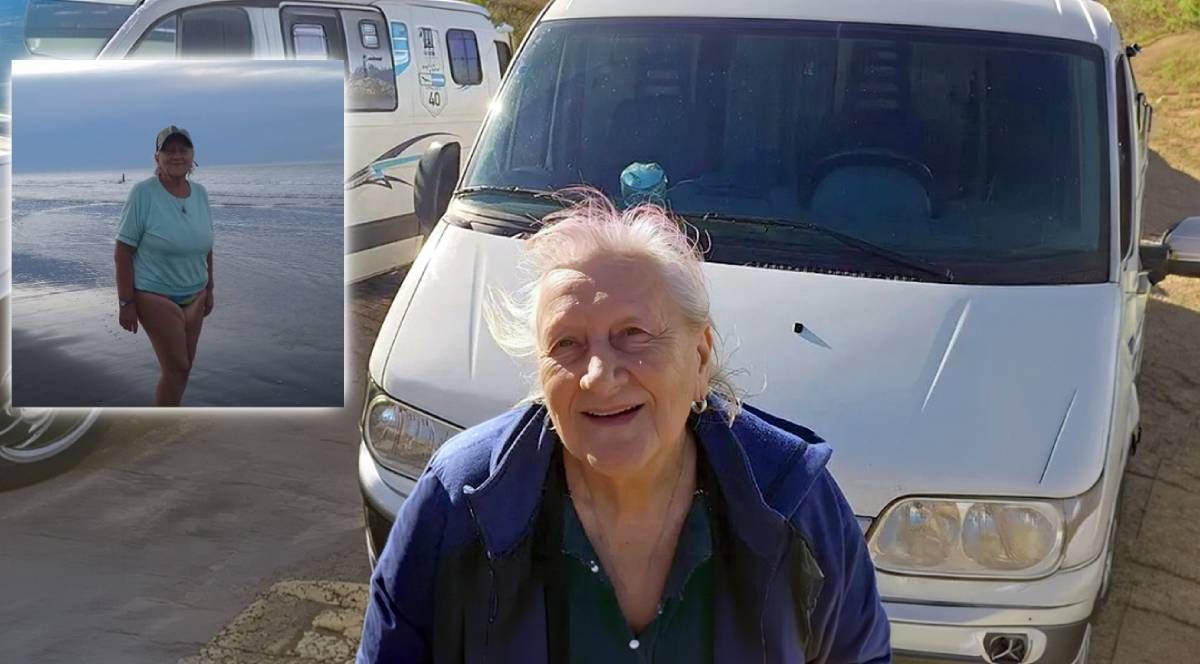 Anita, en el Motorhome con el que viaja sola por el país y el continente y la playa que descubrió en este viaje.
