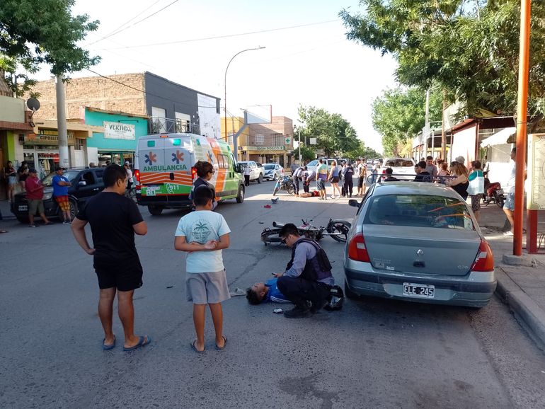 Uno de los heridos llevaba casco mientras que los otros no no tenían colocado. Las dos motos quedaron sobre la calle. Foto: Gentileza