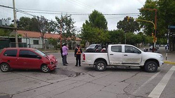 Cruzó en contramano a la estación de servicio y provocó un accidente