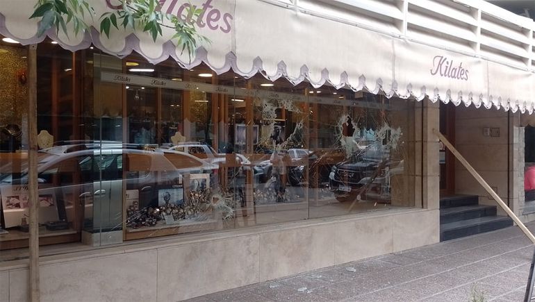 Así de destruido quedó el frente del comercio. Foto Anahí Cárdena.