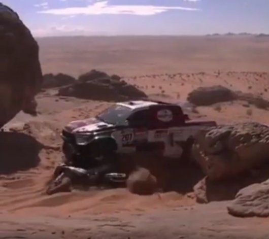 Giniel De Villiers atropelló a César Zumarán en la segunda etapa del Dakar 2022 que unió Ha’il con Al Artawiya. Mirá el video.