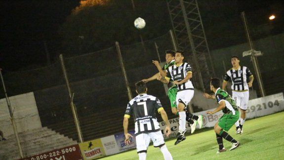 El Albinegro erró un penal en el arranque y terminó padeciendo el partido en El Fortín.