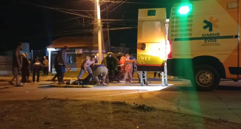 El motociclista tuvo que se trasladado en ambulancia al hospital Zatti. Sufrió la fractura de una pierna. 