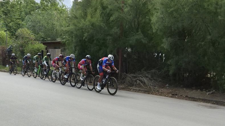 Marcada por el clima, arrancó una nueva edición de la Vuelta al Valle | LMCipolletti.com Marcada por el clima, arrancó una nueva edición de la Vuelta al Valle