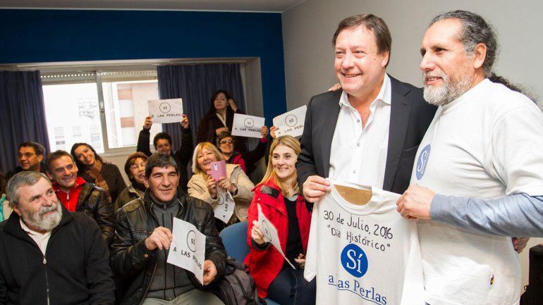 Weretilneck inició el proceso de regularización siendo intendente. Ayer participó de la firma de la escritura.