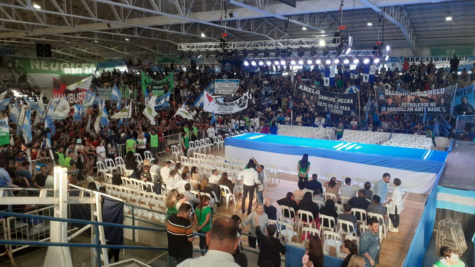 Cipolletti: Una multitud espera a Sergio Massa en el estadio municipal